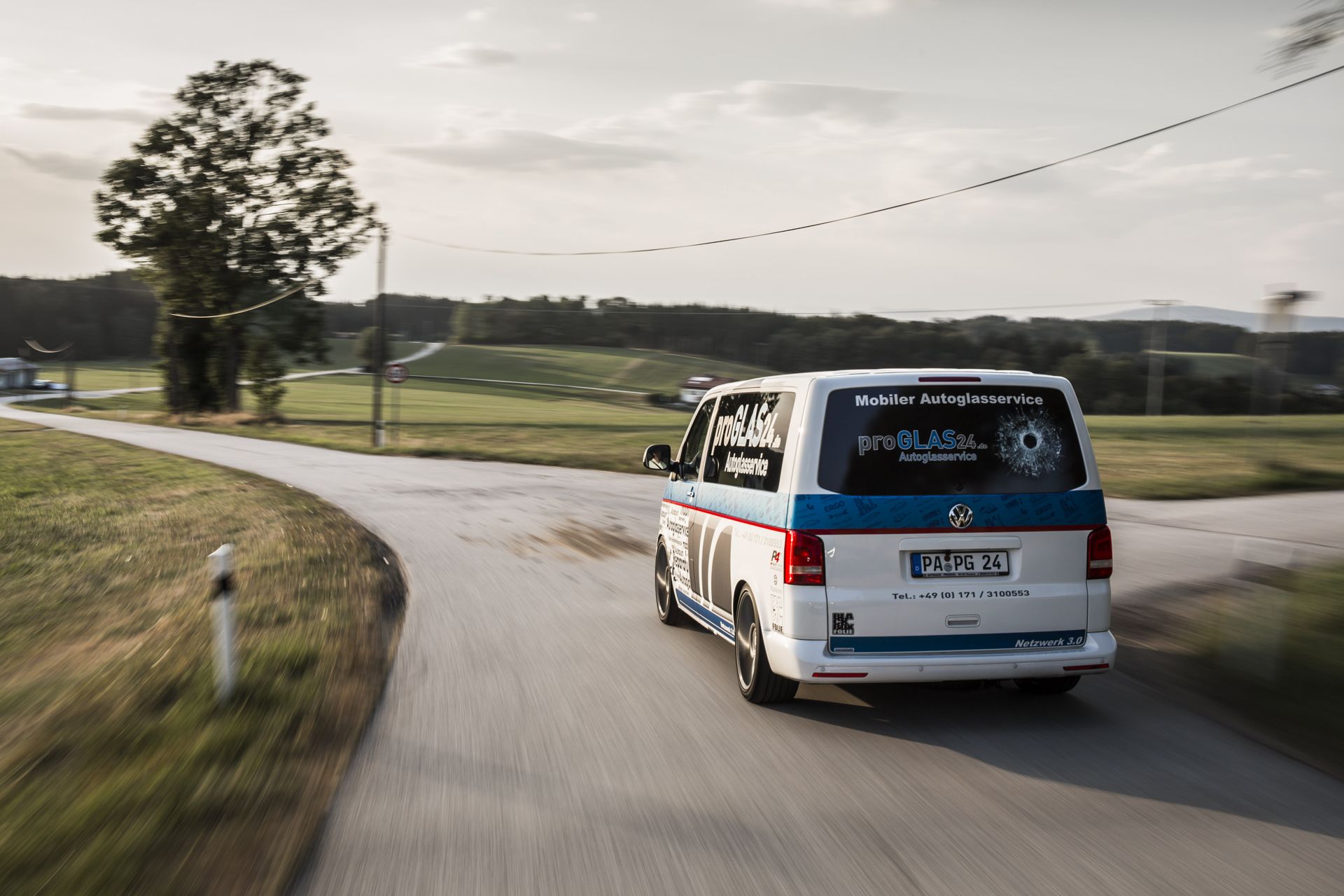 Der Servicebus fährt über eine Landstraße durch Niederbayern
