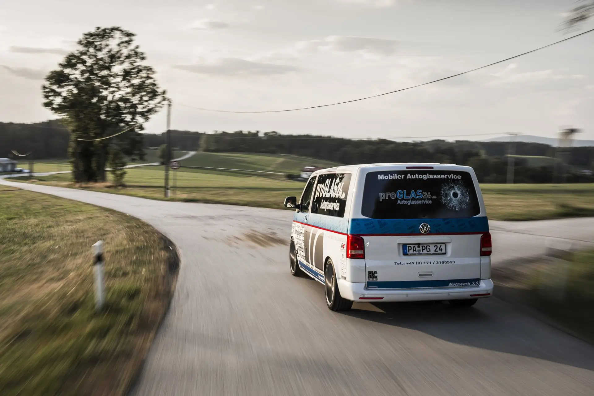 Der Servicebus fährt über eine Landstraße durch Niederbayern